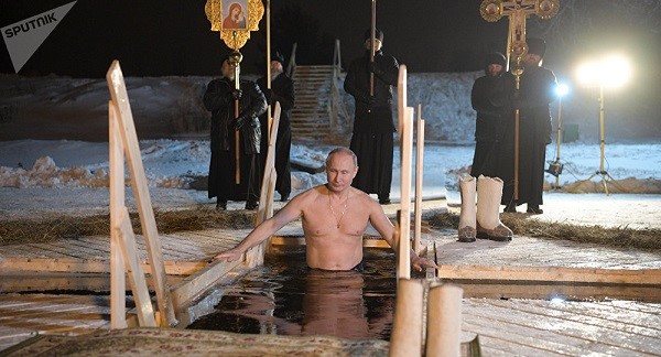 Tổng thống Nga Putin ngâm mình trong làn nước băng giá
