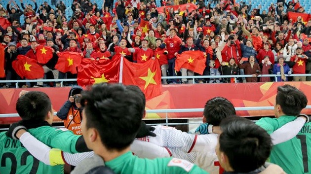 Người hâm mộ cổ vũ đội tuyển U23 Việt Nam