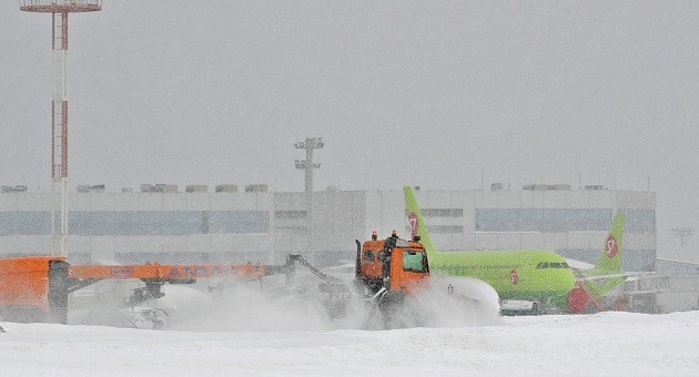 Hoạt động dọn tuyết ở một sân bay Moscow