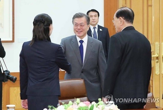 Tổng thống Hàn Quốc Moon Jae-in (giữa) bắt tay với bà Kim Yo-jong (trái) và ông Kim Yong-nam đứng bên phải. Ảnh: YONHAP