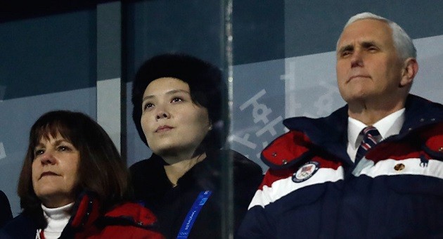 Phó Tổng thống Mỹ Mice Pence và bà Kim Kim Yo-jung (giữa) tại Lễ khai mạc Olympic mùa đông tại Hàn Quốc