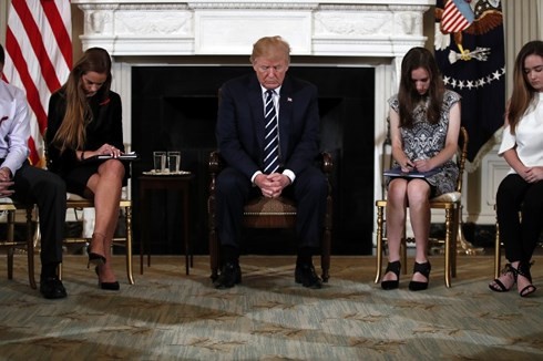 Tổng thống Donald Trump có cuộc gặp với những người sống sót và cha mẹ các nạn nhân thiêt mạng trong vụ xả súng ở trường cấp 3 tại Parkland, Florida. Ảnh: VoslzNeias