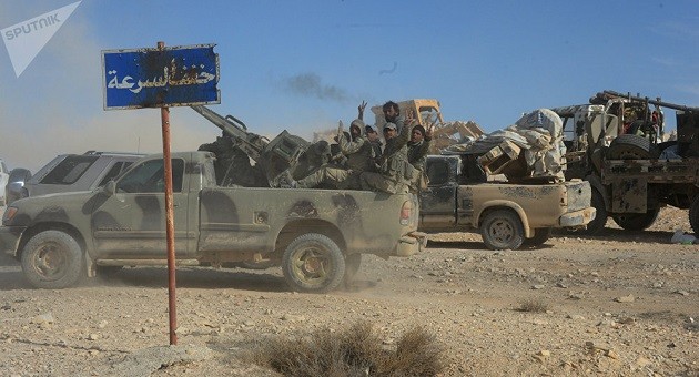Quân đội chính phủ Syria ở bên rìa thị trấn Al-Karyatein do quân nổi dậy nắm giữ 
