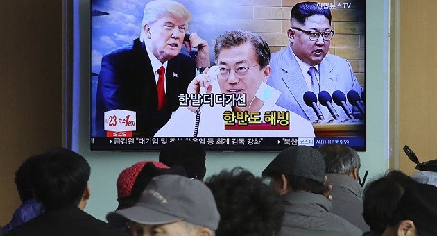 Lần lượt từ trái qua phải: Tổng thống Mỹ Donald Trump, Tổng thống Hàn Quốc Moon Jae in và Nhà lãnh đạo Triều Tiên Kim Jong un