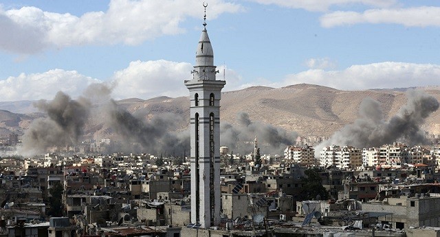 Khói bốc lên từ các cuộc giao tranh ở Đông Ghouta, ngoại ô thủ đô Damascus của Syria