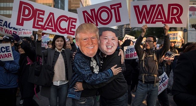 Những người đeo mặt nạ hình ông Kim Jong un và Donald Trump trong một cuộc diễu hành hòa bình ở Seoul, Hàn Quốc ngày 5/11/2017