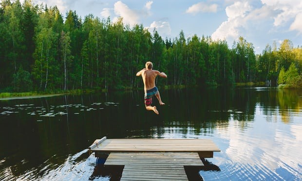 Hình ảnh một người nhảy xuống tắm ở Phần Lan