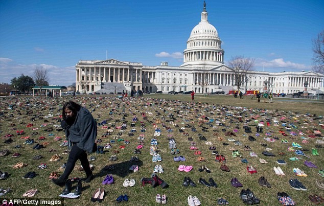 7.000 đôi giày xuất hiện trước nhà Quốc hội Mỹ. (Ảnh: AFP)