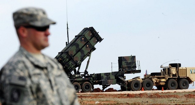 Một binh lính Mỹ đứng cạnh hệ thống tên lửa Patriot tại một căn cứ quân sự của Thổ Nhĩ Kỳ