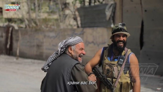 Người dân ở Đông Ghouta nói chuyện với binh lính của chính phủ