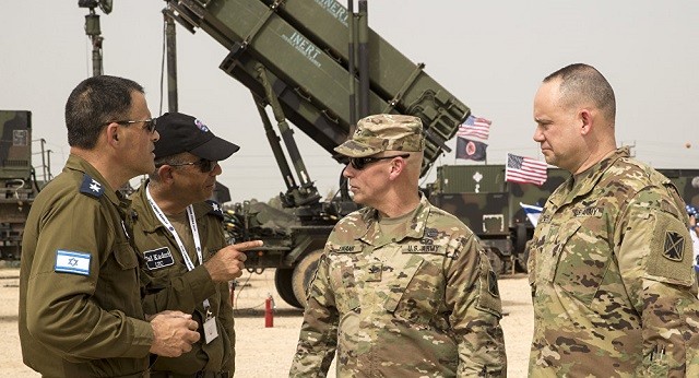 Các quan chức quân đội Mỹ và Israel đứng trước hệ thống phòng vệ tên lửa Patriot của Mỹ trong một cuộc tập trận ở Israel