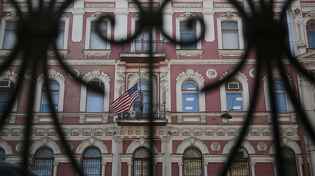 Hình ảnh Tổng lãnh sự quán Mỹ tại St.Pertersburg, Nga qua hàng rào