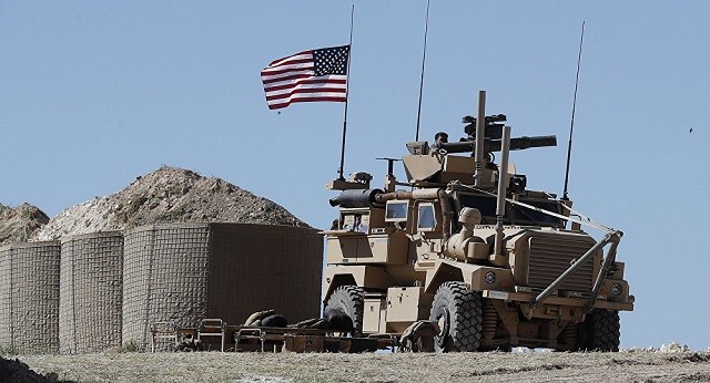 Lính Mỹ ngồi trên xe bọc thép ở Syria