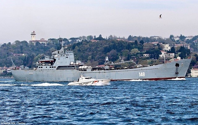  Tàu chiến Nga chở xe tăng, xe tải quân sự thuyền tuần tra tới Nga