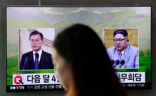 Tổng thống Hàn Quốc Moon Jae-in (trái) và Lãnh đạo Triều Tiên Kim Jong un trên truyền hình