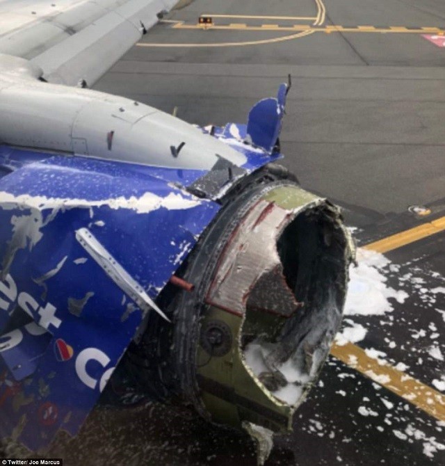 Máy bay chở 149 người nổ động cơ trên không