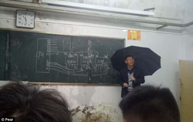 Cảm động thầy giáo vừa cầm ô, vừa giảng bài