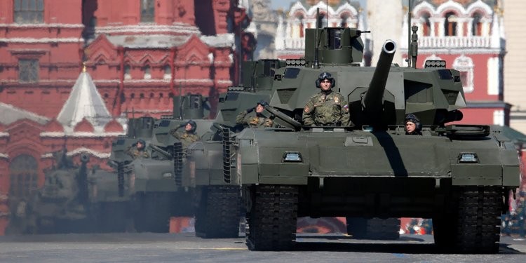 Xe tăng tham gia một cuộc diễu binh mừng Ngày chiến thắng ở Moscow