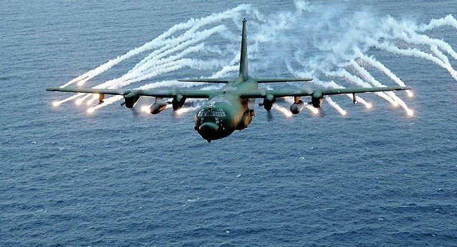 Máy bay vũ trang hạng nặng AC-130 của Mỹ trong một buổi tập trận