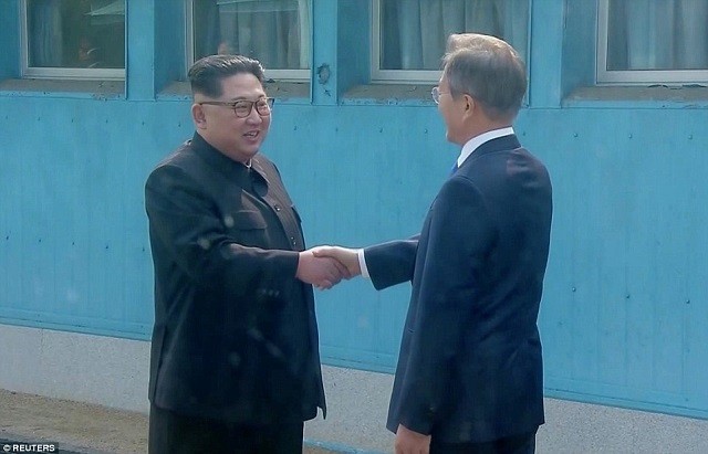 Ông Moon Jae-in bắt tay ông Kim Jong-un