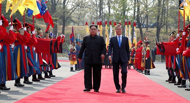 Lãnh đạo Triều Tiên Kim Jong-un và Tổng thống Hàn Quốc Moon Jae-in gặp nhau tại ngôi làng biên giới Panmunjom