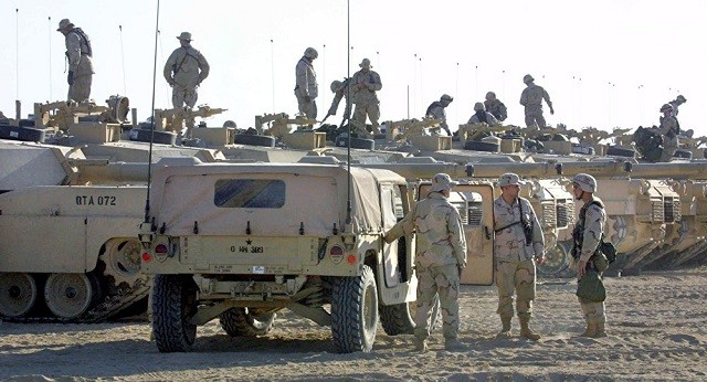 Lính Mỹ trên xe quân sự bọc thép