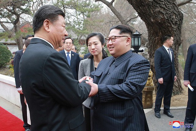 Lãnh đạo Triều Tiên Kim Jong-un (phải) gặp chủ tịch Trung Quốc Tập Cận Bình trong chuyến thăm đầu tiên hồi tháng 3