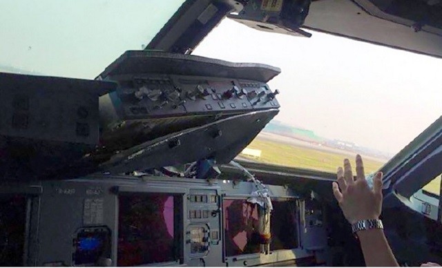 Máy bay Trung Quốc hạ cánh khẩn cấp vì cửa sổ buồng lái rơi trên không