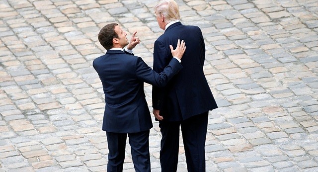 Tổng thống Pháp Macron (trái) và Tổng thống Mỹ Trump