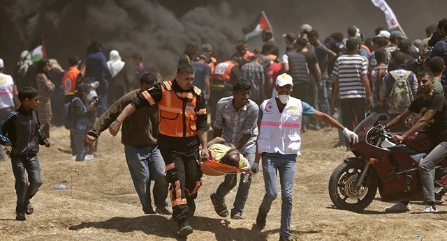 Người Palestine cấp cứu những người bị thương trong cuộc xung đột với Israel tại dải Gaza