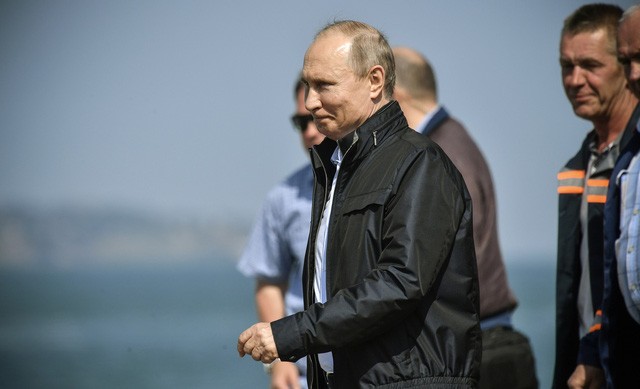 Ông Putin chuẩn bị  lái xe trong dịp khai trương cây cầu dài nhất châu Âu