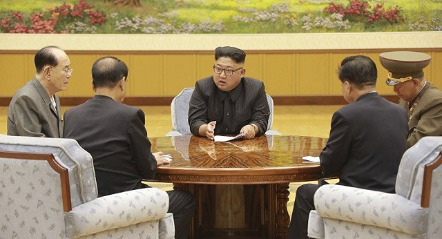 Lãnh đạo Kim Jong-un họp với các quan chức