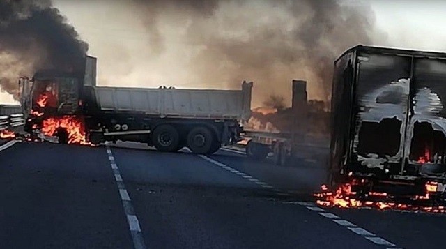Bọn cướp đã đốt cháy xe tải để chặn đường