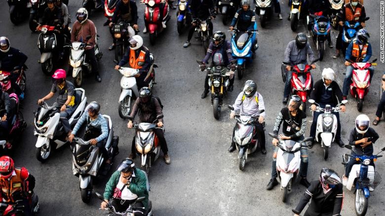 Người đi xe máy trên đường phố Bangkok, Thái Lan