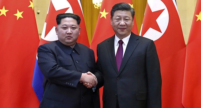 Lãnh đạo Triều Tiên Kim Jong-un và Chủ tịch Trung Quốc Tập Cận Bình (phải)