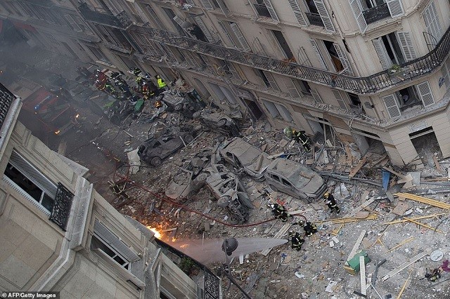 Cận cảnh hậu trường tan hoang sau vụ nổ rung chuyển Paris