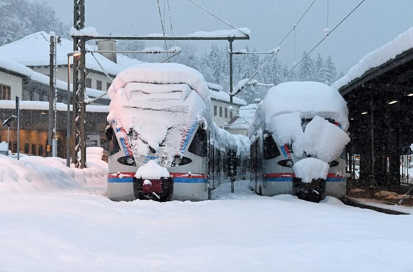 Châu Âu tê liệt vì tuyết, nhiều nơi bị tuyết "nhấn chìm"