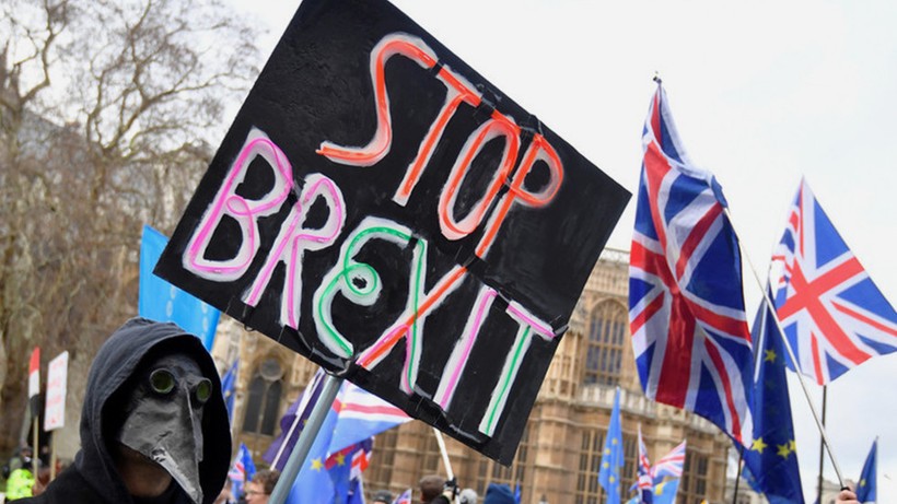 Những người biểu tình chống Brexit bên ngoài Nhà quốc hội ở London