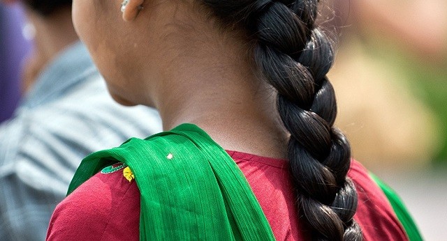 Một cô gái với mái tóc dài truyền thống