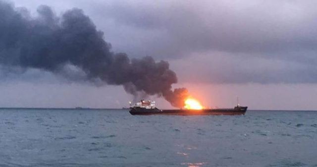 Hai tàu bốc cháy trên eo biển Kerch, ít nhất 11 thủy thủ thiệt mạng