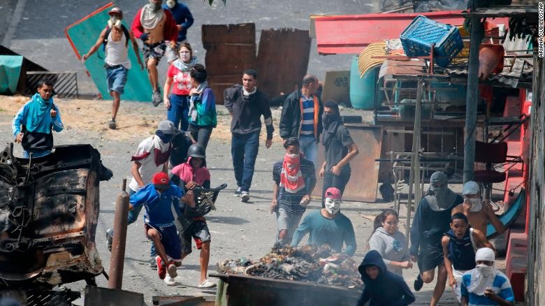 Những người biểu tình xung đột với lực lượng an ninh ở khu vực Cotiza, Venezuela