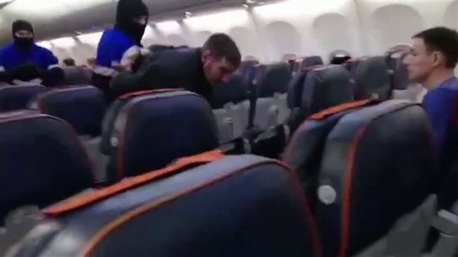 Máy bay Nga chở 76 người hạ cánh bởi gã say rượu