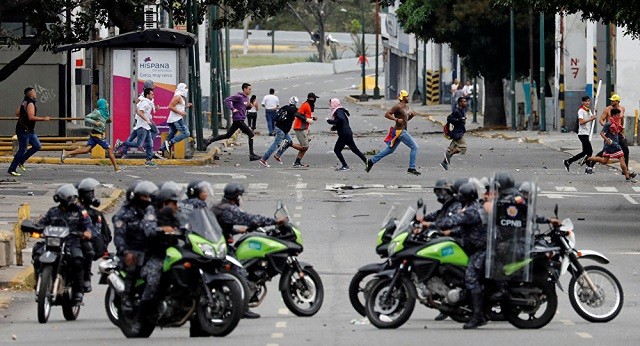 Biểu tình nổ ra trên đường phố thủ đô Venezuela