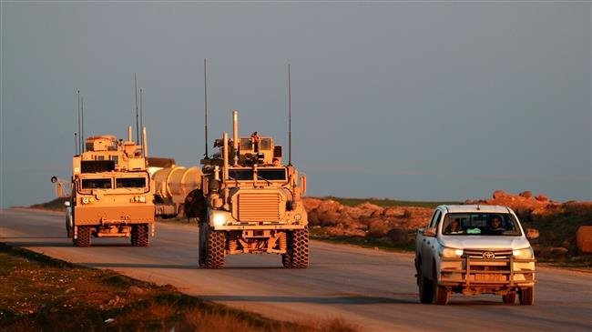 Xe của lực lượng Mỹ được một xe của Lực lượng Dân chủ Syria tháp tùng tại Syria