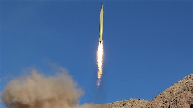 Iran tiết lộ tên lửa đất đối đất tiên tiến mới