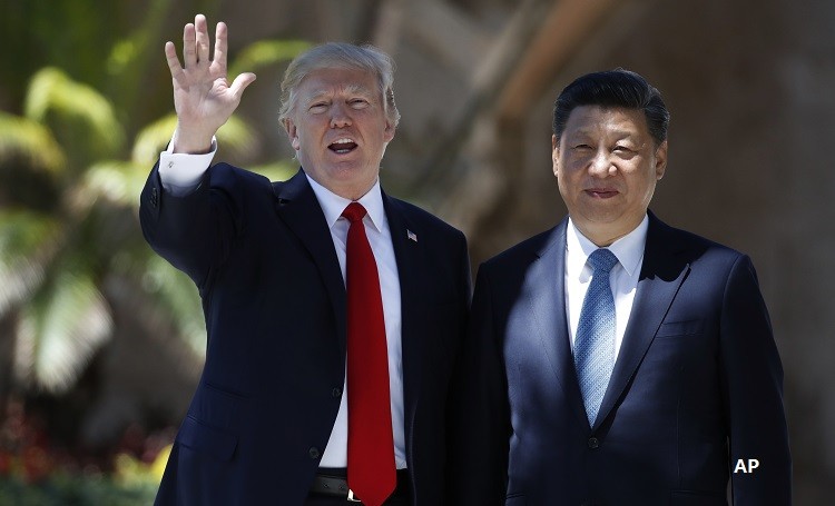 Tổng thống Mỹ Donald Trump và người đồng nhiệm Trung Quốc Tập Cận Bình (phải)