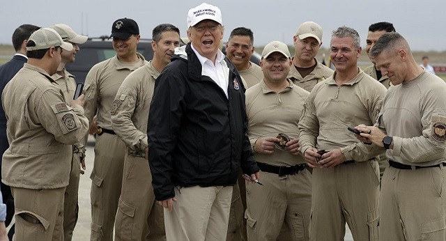 Tổng thống Donald Trump nói chuyện với các quan chức của Lực lượng Hải quan và Bảo vệ biên giới.
