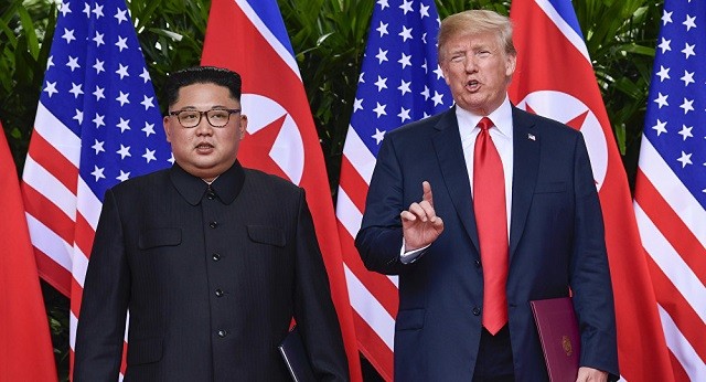 Lãnh đạo Kim Jong - un (trái) và Tổng thống Donald Trump