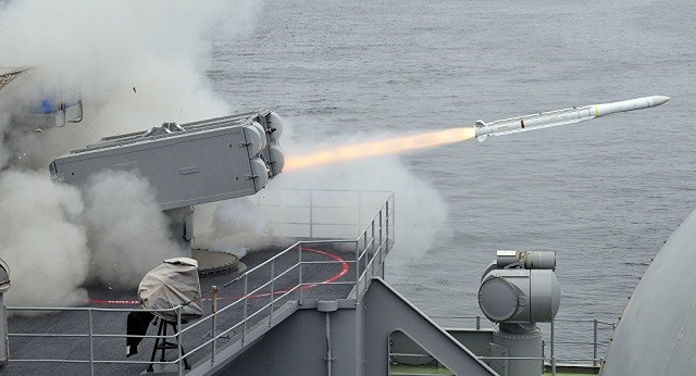 Tên lửa Evolved Sea Sparrow được phóng từ tàu USS Carl Vinson.