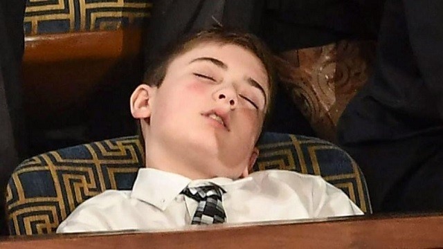 Cậu bé Joshua Trump ngủ gật khi nghe Tổng thống đọc thông điệp liên bang